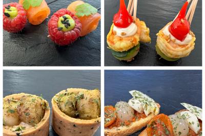 Gâteau à trois étages décoré de motifs dorés, plumes blanches et perles, avec une inscription d'anniversaire.