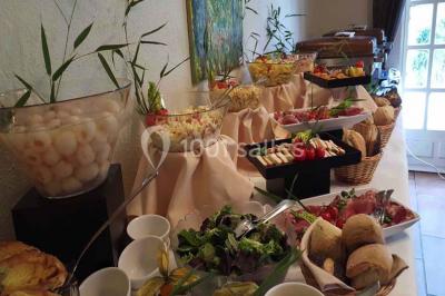 Logo d'un traiteur avec silhouette de chef et couverts, accompagné de photos de bouchées et plats variés colorés.