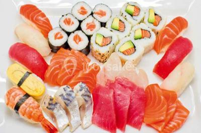 Logo d'un traiteur avec silhouette de chef et couverts, accompagné de photos de bouchées et plats variés colorés.