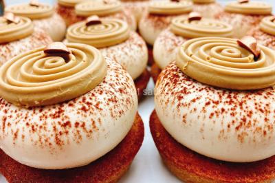 Logo d'un traiteur avec silhouette de chef et couverts, accompagné de photos de bouchées et plats variés colorés.