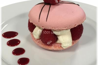 Logo d'un traiteur avec silhouette de chef et couverts, accompagné de photos de bouchées et plats variés colorés.