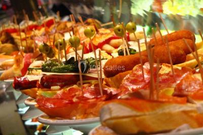 Logo d'un traiteur avec silhouette de chef et couverts, accompagné de photos de bouchées et plats variés colorés.