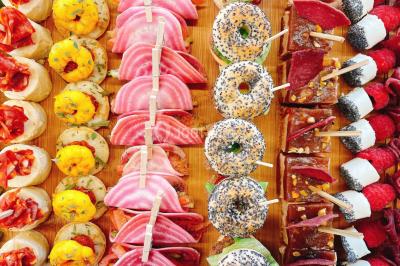 Logo d'un traiteur avec silhouette de chef et couverts, accompagné de photos de bouchées et plats variés colorés.
