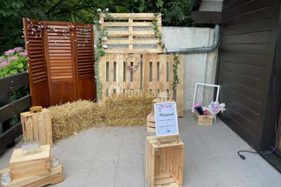 Logo d'un traiteur avec silhouette de chef et couverts, accompagné de photos de bouchées et plats variés colorés.