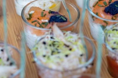 Logo d'un traiteur avec silhouette de chef et couverts, accompagné de photos de bouchées et plats variés colorés.