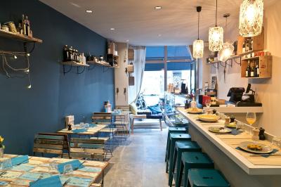 Table garnie de fruits variés et colorés, disposés artistiquement avec des feuilles tropicales en arrière-plan.