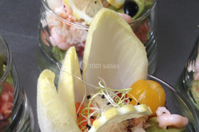 Miniature Traiteur Saint-Denis-de-l'Hôtel (Loiret) - Aux Delices de Loire #5 Salle de réception décorée avec des tables dressées, nappes blanches et touches de bleu, prête pour un événement.