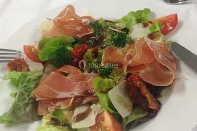 Miniature Traiteur Saint-Denis-de-l'Hôtel (Loiret) - Aux Delices de Loire #8 Salle de réception décorée avec des tables dressées, nappes blanches et touches de bleu, prête pour un événement.