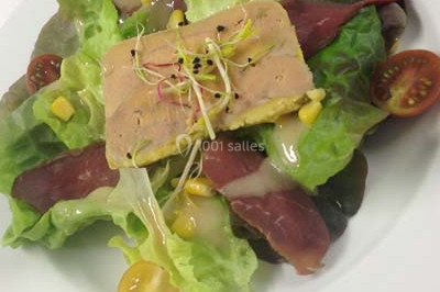 Miniature Traiteur Saint-Denis-de-l'Hôtel (Loiret) - Aux Delices de Loire #9 Salle de réception décorée avec des tables dressées, nappes blanches et touches de bleu, prête pour un événement.