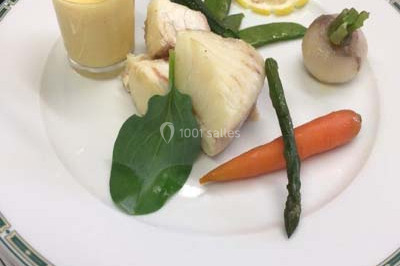 Miniature Traiteur Saint-Denis-de-l'Hôtel (Loiret) - Aux Delices de Loire #11 Salle de réception décorée avec des tables dressées, nappes blanches et touches de bleu, prête pour un événement.