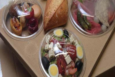 Miniature Traiteur Saint-Denis-de-l'Hôtel (Loiret) - Aux Delices de Loire #12 Salle de réception décorée avec des tables dressées, nappes blanches et touches de bleu, prête pour un événement.