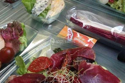 Miniature Traiteur Saint-Denis-de-l'Hôtel (Loiret) - Aux Delices de Loire #13 Salle de réception décorée avec des tables dressées, nappes blanches et touches de bleu, prête pour un événement.