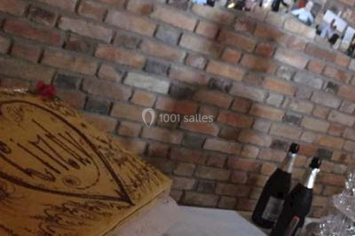 Miniature Traiteur Saint-Denis-de-l'Hôtel (Loiret) - Aux Delices de Loire #18 Salle de réception décorée avec des tables dressées, nappes blanches et touches de bleu, prête pour un événement.