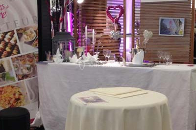 Miniature Traiteur Saint-Denis-de-l'Hôtel (Loiret) - Aux Delices de Loire #20 Salle de réception décorée avec des tables dressées, nappes blanches et touches de bleu, prête pour un événement.