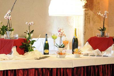 Miniature Traiteur Saint-Denis-de-l'Hôtel (Loiret) - Aux Delices de Loire #21 Salle de réception décorée avec des tables dressées, nappes blanches et touches de bleu, prête pour un événement.