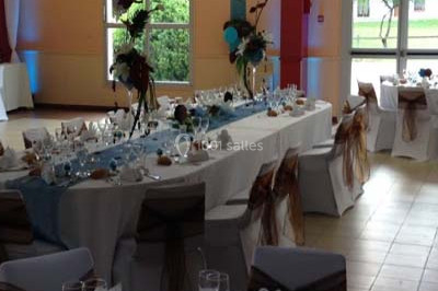 Miniature Traiteur Saint-Denis-de-l'Hôtel (Loiret) - Aux Delices de Loire #22 Salle de réception décorée avec des tables dressées, nappes blanches et touches de bleu, prête pour un événement.