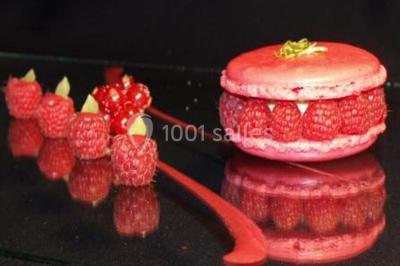 Boule panée garnie de pinces de crabe, posée sur une tranche de gratin, décorée d'aneth sur une assiette blanche.