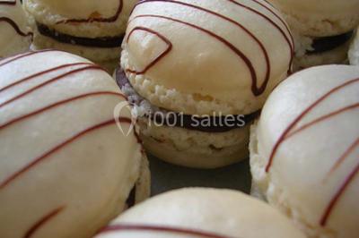 Boule panée garnie de pinces de crabe, posée sur une tranche de gratin, décorée d'aneth sur une assiette blanche.
