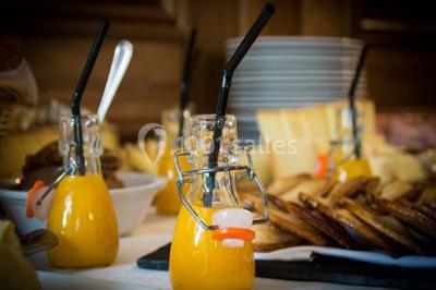 Boule panée garnie de pinces de crabe, posée sur une tranche de gratin, décorée d'aneth sur une assiette blanche.