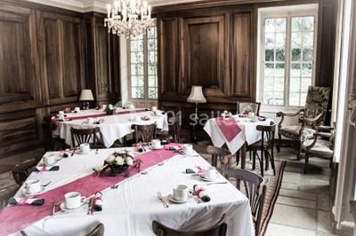 Boule panée garnie de pinces de crabe, posée sur une tranche de gratin, décorée d'aneth sur une assiette blanche.