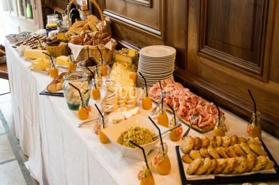 Boule panée garnie de pinces de crabe, posée sur une tranche de gratin, décorée d'aneth sur une assiette blanche.