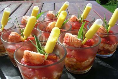 Boule panée garnie de pinces de crabe, posée sur une tranche de gratin, décorée d'aneth sur une assiette blanche.