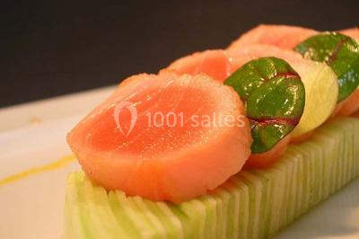 Boule panée garnie de pinces de crabe, posée sur une tranche de gratin, décorée d'aneth sur une assiette blanche.