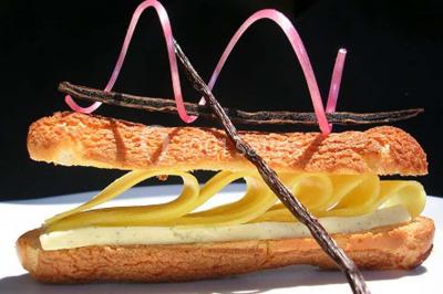 Boule panée garnie de pinces de crabe, posée sur une tranche de gratin, décorée d'aneth sur une assiette blanche.