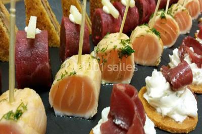 Boule panée garnie de pinces de crabe, posée sur une tranche de gratin, décorée d'aneth sur une assiette blanche.
