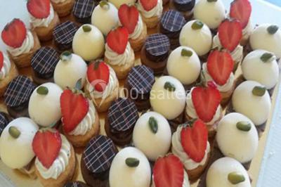 Boule panée garnie de pinces de crabe, posée sur une tranche de gratin, décorée d'aneth sur une assiette blanche.