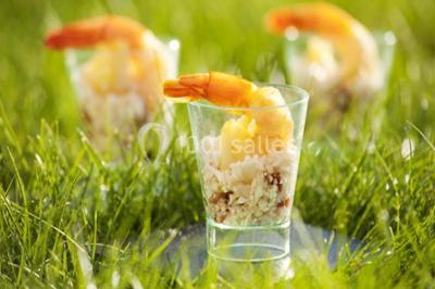 Boule panée garnie de pinces de crabe, posée sur une tranche de gratin, décorée d'aneth sur une assiette blanche.