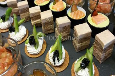 Boule panée garnie de pinces de crabe, posée sur une tranche de gratin, décorée d'aneth sur une assiette blanche.