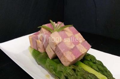 Boule panée garnie de pinces de crabe, posée sur une tranche de gratin, décorée d'aneth sur une assiette blanche.