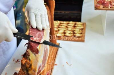 Plateau de bouchées variées comprenant mini-sandwichs, brochettes de crevettes, œufs de caille et desserts colorés.