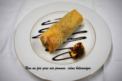 Plateau de bouchées variées comprenant mini-sandwichs, brochettes de crevettes, œufs de caille et desserts colorés.