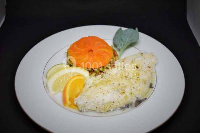 Plateau de bouchées variées comprenant mini-sandwichs, brochettes de crevettes, œufs de caille et desserts colorés.