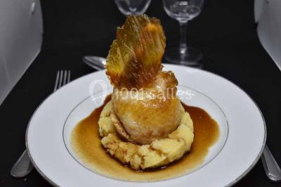 Plateau de bouchées variées comprenant mini-sandwichs, brochettes de crevettes, œufs de caille et desserts colorés.