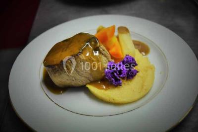 Plateau de bouchées variées comprenant mini-sandwichs, brochettes de crevettes, œufs de caille et desserts colorés.