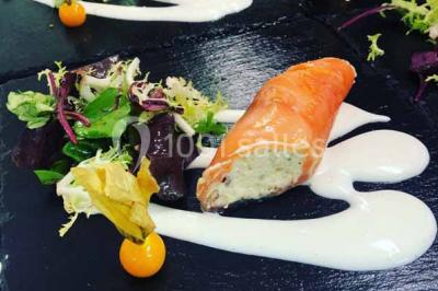 Plateau de bouchées variées comprenant mini-sandwichs, brochettes de crevettes, œufs de caille et desserts colorés.