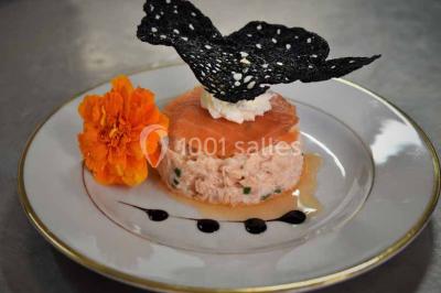 Plateau de bouchées variées comprenant mini-sandwichs, brochettes de crevettes, œufs de caille et desserts colorés.