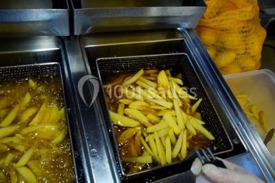 Illustration d'une poule stylisée en mouvement avec le texte ’La Cocotte Mobile’ sur un fond circulaire.