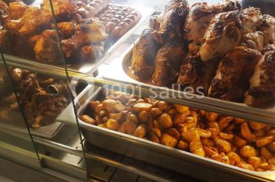 Illustration d'une poule stylisée en mouvement avec le texte ’La Cocotte Mobile’ sur un fond circulaire.