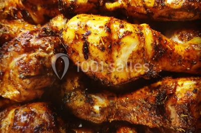 Illustration d'une poule stylisée en mouvement avec le texte ’La Cocotte Mobile’ sur un fond circulaire.