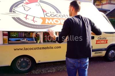 Illustration d'une poule stylisée en mouvement avec le texte ’La Cocotte Mobile’ sur un fond circulaire.