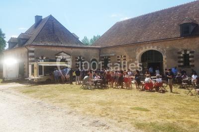 Illustration d'une poule stylisée en mouvement avec le texte ’La Cocotte Mobile’ sur un fond circulaire.