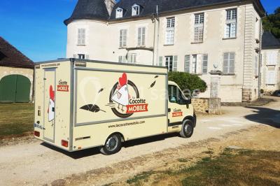 Illustration d'une poule stylisée en mouvement avec le texte ’La Cocotte Mobile’ sur un fond circulaire.