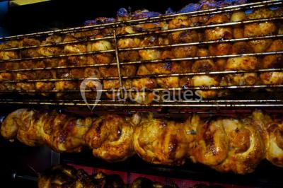 Illustration d'une poule stylisée en mouvement avec le texte ’La Cocotte Mobile’ sur un fond circulaire.