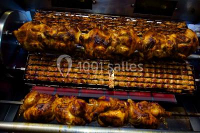 Illustration d'une poule stylisée en mouvement avec le texte ’La Cocotte Mobile’ sur un fond circulaire.