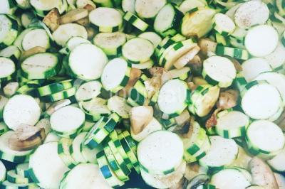 Illustration d'une poule stylisée en mouvement avec le texte ’La Cocotte Mobile’ sur un fond circulaire.