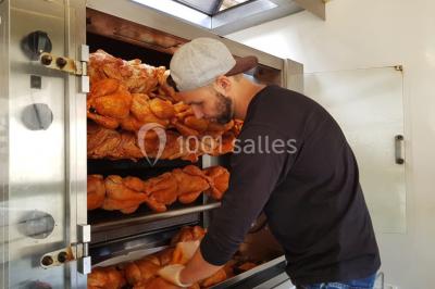 Illustration d'une poule stylisée en mouvement avec le texte ’La Cocotte Mobile’ sur un fond circulaire.